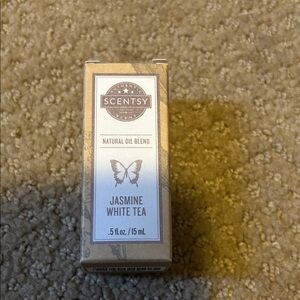 Scentsy Jasmine White Tea Oil Blend in Cream and Gray